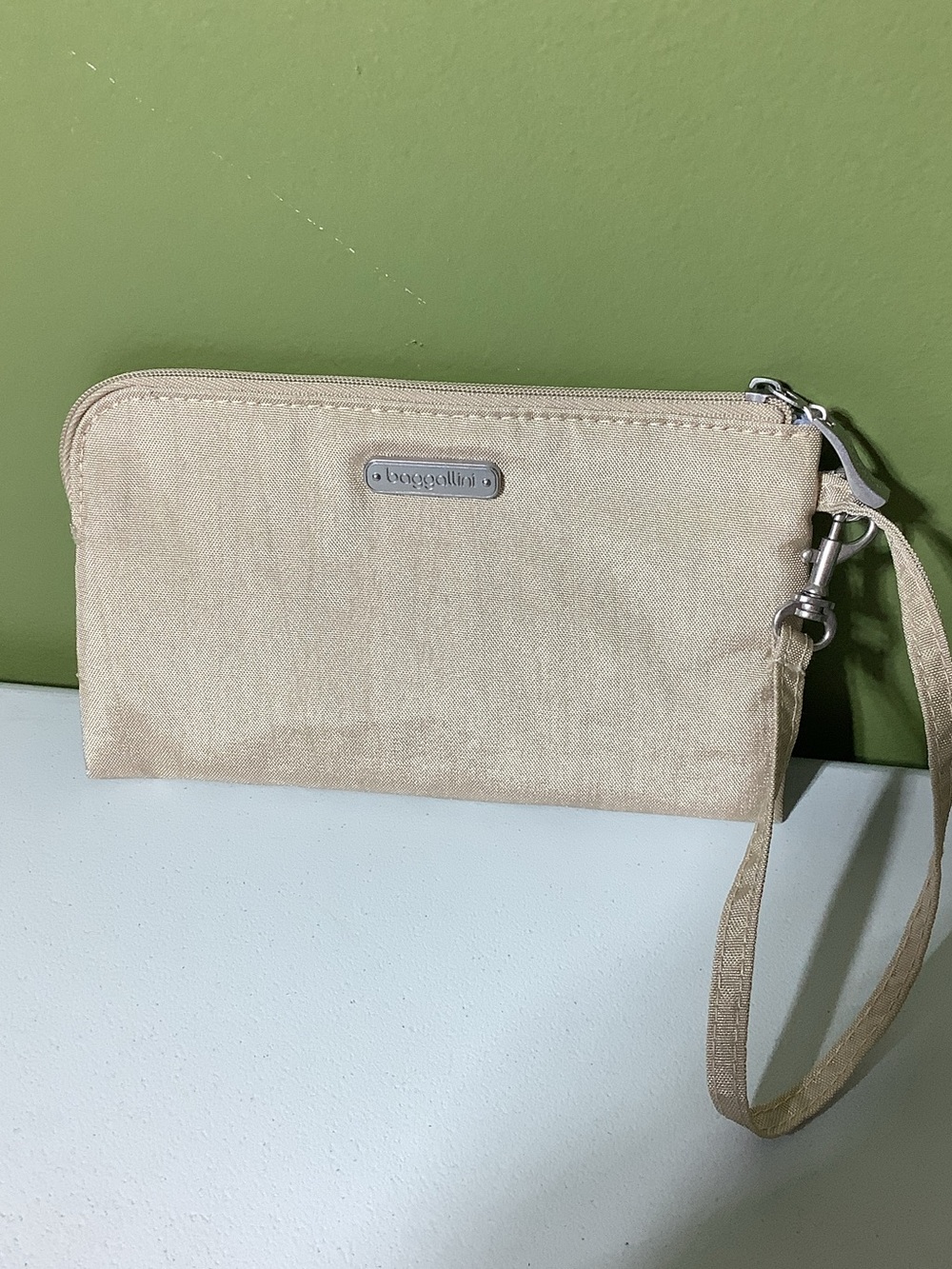 Baggallini gold wristlet, like new!